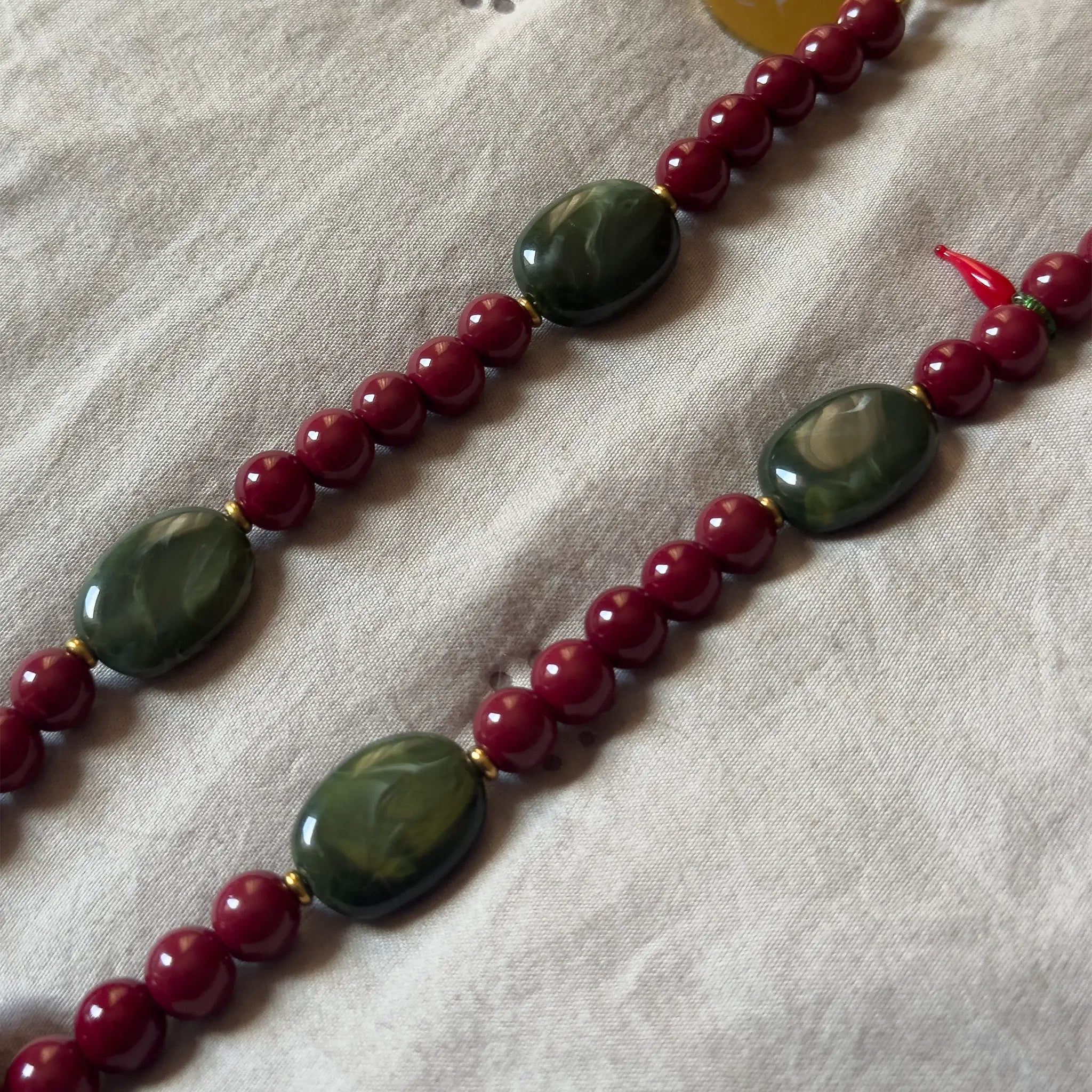 Set "Spicy Olive" - Beige Case + Red Olive Green Glass Chain
